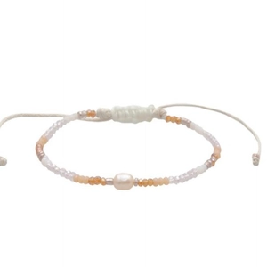 Handgemaakte boho armband van waxdraad met kleurrijke kralen en een zoetwaterparel