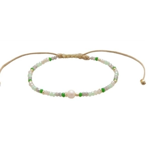 Handgemaakte bohemien armband van wasdraad met kleurrijke kralen en een zoetwaterparel