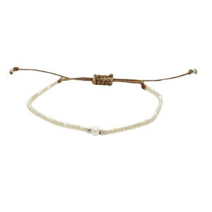 Handgemaakte bohemien waxkoord armband met zoetwaterparel en kralen op witte achtergrond