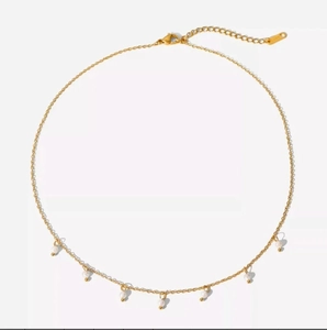 Elegante collar dorado para mujer con siete perlas blancas en una cadena fina