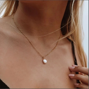 Elegante collar de cadena dorada con colgante de perla barroca blanca para mujer, joya de moda