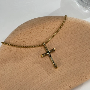 Collar con colgante de cruz vintage para hombre con gema negra y cadena de acero
