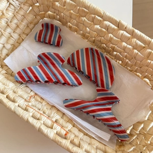 Set di grandi mollette per capelli a righe rosse e blu per acconciature eleganti