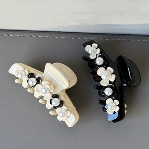 Haarklammer-Set mit Blumenmuster und Perlen in Creme und Schwarz für Damenfrisuren