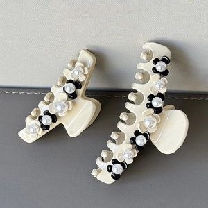 Elegante Haarklammern aus Acetat in Creme mit schwarz-weißen Blumen und Perlen