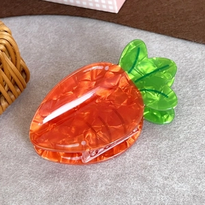 Pince à cheveux créative en forme de carotte en acétate orange avec texture marbrée et feuille