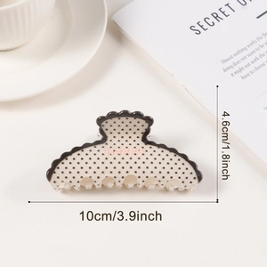 Gros plan d'une pince à cheveux à pois avec texte Happy dans un décor de vie élégant