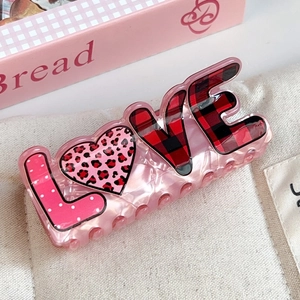 Pince à cheveux rose avec motif léopard cœur et lettrage LOVE pour coiffures femmes