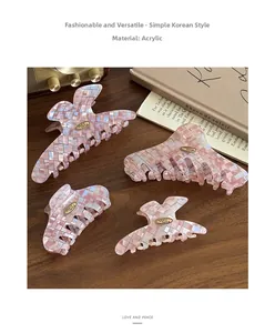 Détail de pinces à cheveux à carreaux roses en acrylique avec texture mosaïque et métal