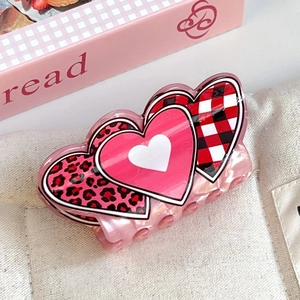 Pince à cheveux cœur rose avec motifs léopard et carreaux pour coiffures élégantes