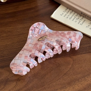 Pince à cheveux à carreaux rose en acétate avec plaque Love Forever sur bois