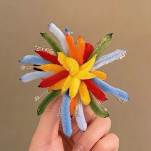 Détail d'une pince à cheveux feu d'artifice en chenille colorée avec strass brillants