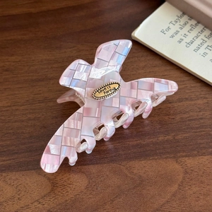Pince à cheveux à carreaux roses en acétate avec plaque dorée Love Is Forever sur bois