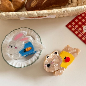 Pinces à cheveux lapin et ours mignon avec texture coquillage sur table blanche