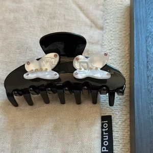 Pince à cheveux noire élégante avec papillon irisé et strass brillants décoratifs