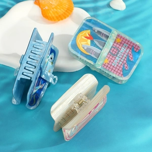 Pinces à cheveux carrées nautiques avec boîte de sardines et motifs marins sur fond de vagues