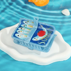 Gros plan détaillé d'une pince à cheveux carrée bleue au design boîte de sardines