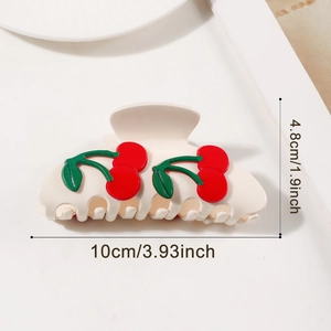 Détails de la pince à cheveux cerise crème mesurant 10 cm de long et 4,8 cm de haut