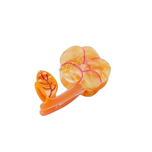 Pince à cheveux fleur avec texture ambre et détails de pétales roses sur fond blanc