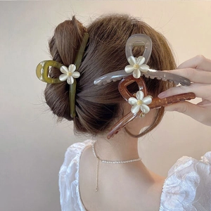 Pinces à cheveux élégantes à fleurs en vert, violet et ambre portées par un mannequin