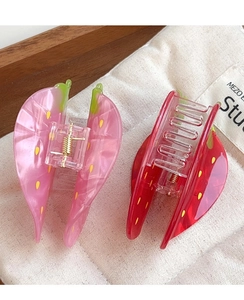 Détail des pinces à cheveux en forme de fraise rouge et rose avec ressorts métalliques