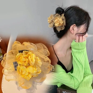 Détail d'une grande pince à cheveux rose en maille jaune pour un style vintage français