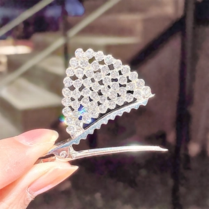 Handgehaltener glitzernder Katzenohr-Haarclip mit Strasssteinen und silberner Basis