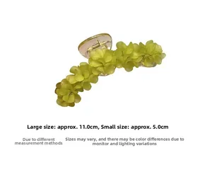 Détail macro de pinces à cheveux muguet vert montrant les dimensions de 11 cm et 5 cm