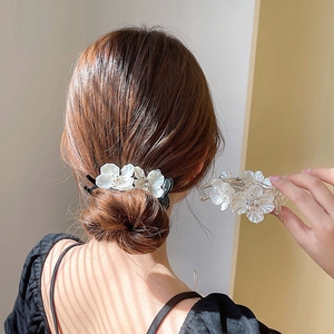 Elegante molletta per capelli a fiore bianco con perla centrale per acconciature