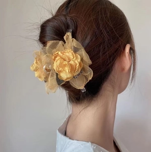 Pince à cheveux vintage française avec grandes fleurs de soie jaunes pour femmes