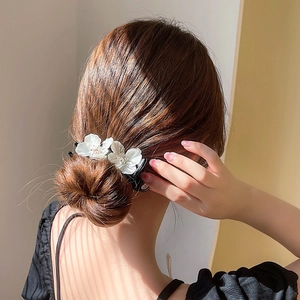 Elegante molletta per capelli con due fiori di stoffa bianchi per acconciature a chignon