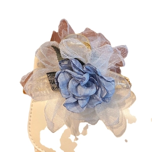 Pince à cheveux vintage française avec rose en tissu bleu et détails en dentelle blanche