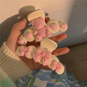 Détails de pinces à cheveux avec ours rose et nœud papillon en résine crème