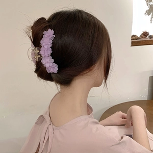 Pince à cheveux fleur de muguet violette mate pour une coiffure élégante et chic