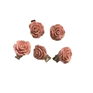 Lot de cinq barrettes à cheveux fleurs roses en résine avec base en métal pour femme