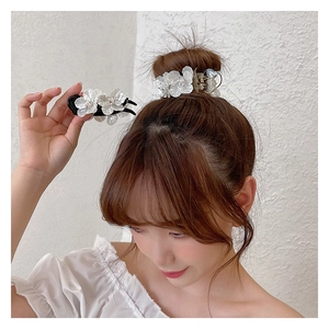 Set di due eleganti mollette per capelli con fiori 3D bianchi su resina nera per donna