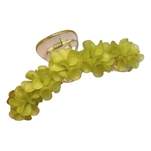 Pince à cheveux élégante muguet vert avec cinq fleurs 3D sur un fond blanc neutre