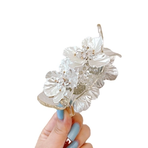 Elegante molletta per capelli a fiore bianco crema con perline dorate e cristalli