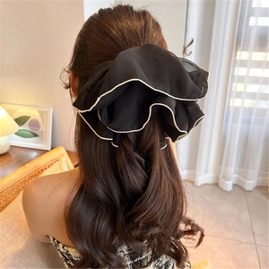 Grande elastico per capelli in rete nera con bordo bianco su coda di cavallo