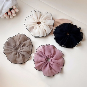 Set di quattro grandi elastici in rete nei colori bianco, nero, marrone e viola