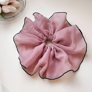Dettaglio dell'elastico in organza rosa Morandi con bordo nero e morbide pieghe
