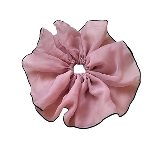 Grande elastico scrunchie in organza rosa con bordo nero per coda di cavallo elegante