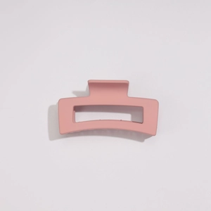 Détail d'une grande pince à cheveux rectangulaire rose mat au fini givré