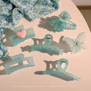 Set aus 6 mattblauen Schmetterlings-Haarklammern mit Blumen- und Herzakzenten auf Rosa