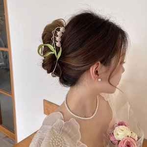 Elegante haarklem met lelietjes-van-dalen ontwerp voor dameskapsels