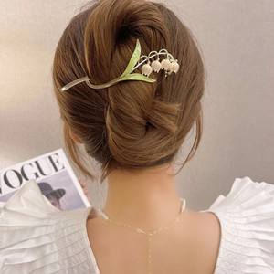 Elegante haarklem met lelietje-van-dalen motief van goudlegering en emaille bloemen