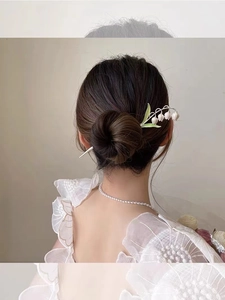 Elegante lelietje-van-dalen haarspeld met witte bloemen en zilveren metalen staaf voor haar