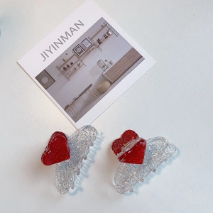 Paire de pinces à cheveux en forme de cœur avec paillettes argentées et rouge éclatant