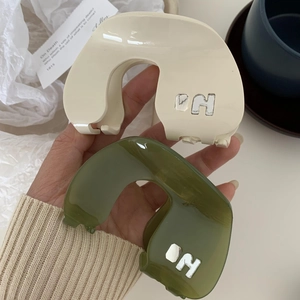 Minimalistische Haarklammern aus Acetat in Creme und Olivgrün mit silbernen Akzenten