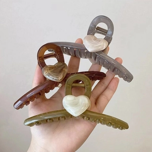 Set di tre pinze per capelli a cuore marmorizzato in grigio, ambra e verde oliva